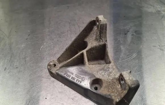 Audi A6 S6 C4 4A Engine mounting bracket 4A0199353A