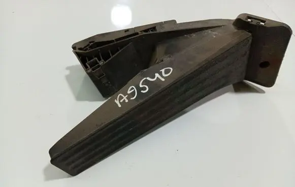 Accelerator throttle pedal