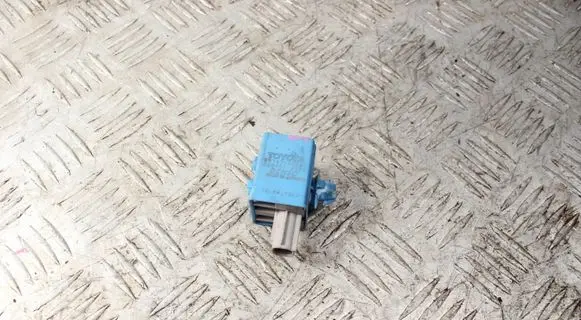 Toyota Prius (XW30) Central locking relay 0689004580 8974730040