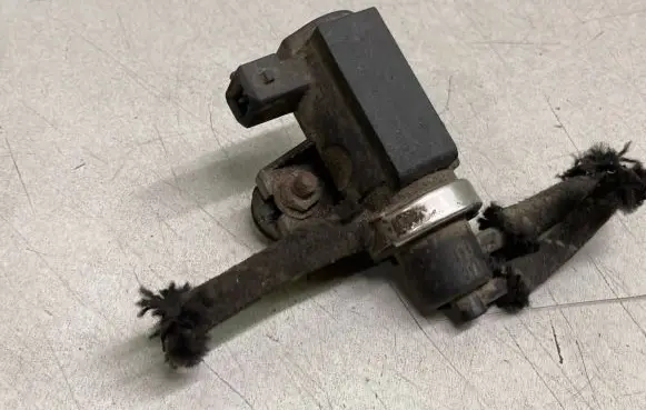 Audi A4 S4 B5 8D Turbo solenoid valve 1H0906627 72190320