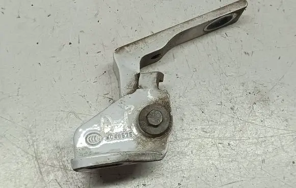 Ford Mondeo MK IV Front door lower hinge A046575
