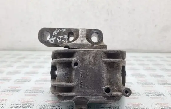 Skoda Octavia Mk2 (1Z) Engine mount bracket 1K0199262B