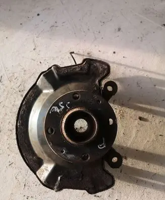 Suzuki Swift I Front wheel hub