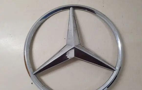 Manufacturer badge logo/emblem