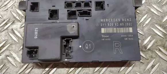 Mercedes-Benz E W211 Door control unit/module 2118208285 00401304