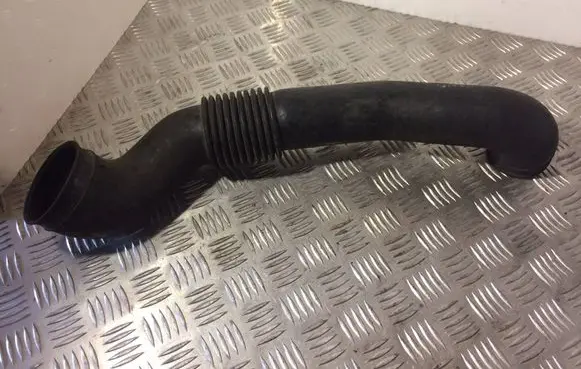 Chrysler Sebring (FJ - JX) Air intake hose/pipe MB925152
