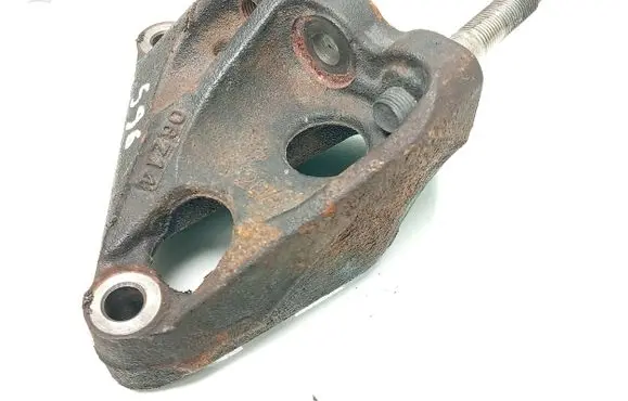 Engine mounting bracket
