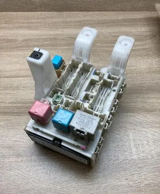 Toyota Prius (XW20) Fuse module 8273047290 8F170795
