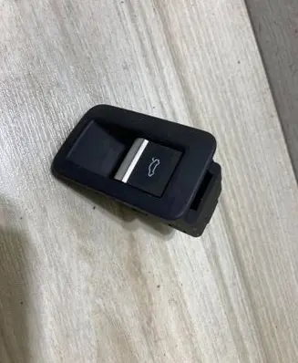 Tailgate opening switch