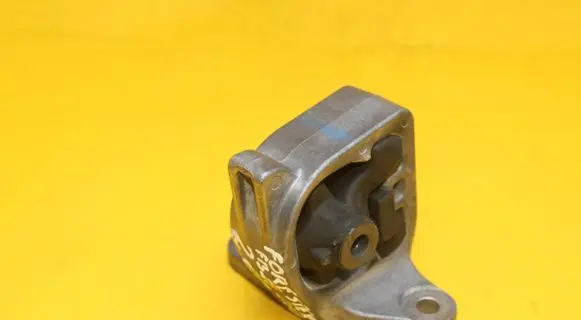 Engine mount vacuum valve