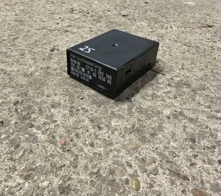 BMW 5 E39 Air suspension control unit module (rear) 37141092396