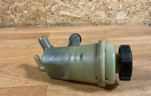 Ford Focus Power steering fluid tank/reservoir 98AG3R700