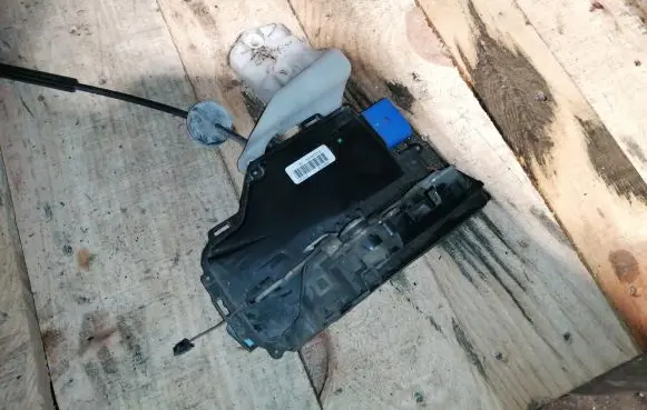 Volkswagen Caddy Front door lock 3D1837016