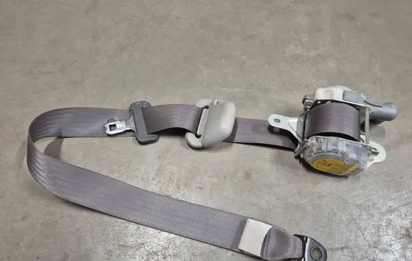 Toyota Hilux (AN10, AN20, AN30) Front seatbelt