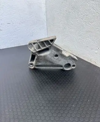 Volkswagen PASSAT B8 Engine mounting bracket 04L199207