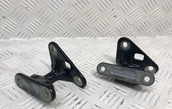 Mercedes-Benz CLS C219 Front door upper hinge