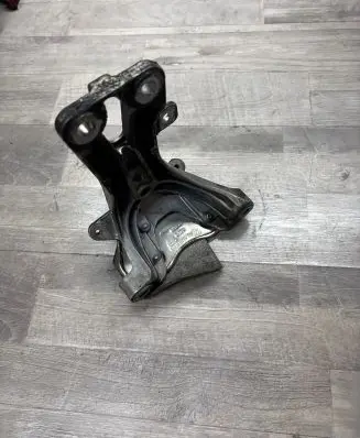 Volkswagen Transporter - Caravelle T5 Engine mounting bracket 8k0199388
