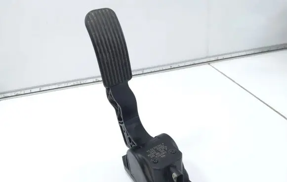 Mercedes-Benz Sprinter W906 Accelerator throttle pedal A9063000304