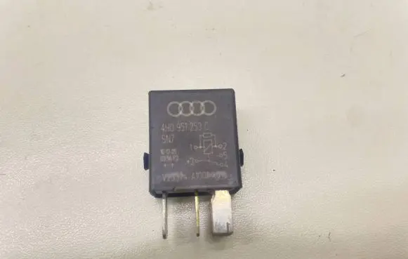 Skoda Octavia Mk2 (1Z) Other relay 4H0951253C V23374A1001X0