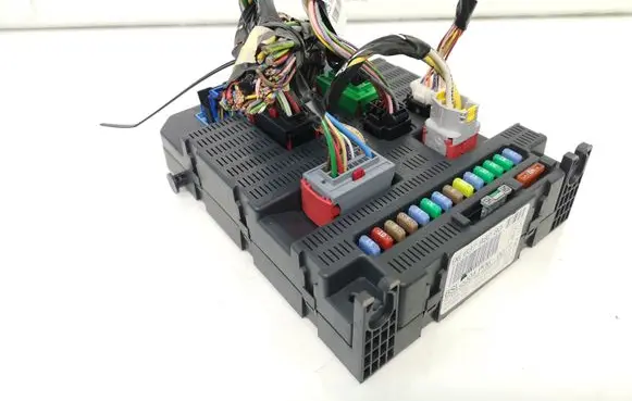Peugeot 207 Fuse module 9663798280
