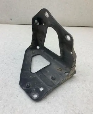 Audi A6 S6 C6 4F Fender mounting bracket 4F0821135