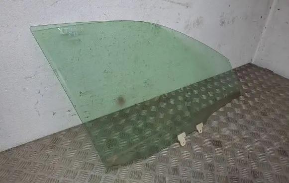 Nissan X-Trail T30 Front door window glass four-door X7001