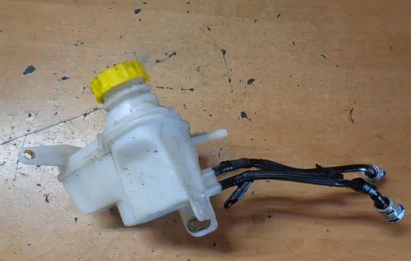 Fiat 500X Brake fluid reservoir 