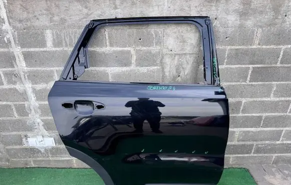 KIA Sorento IV Rear door 