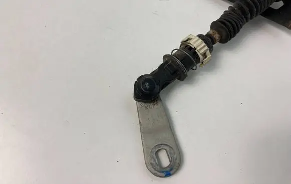 Chevrolet Camaro Gear shift cable linkage 84105591