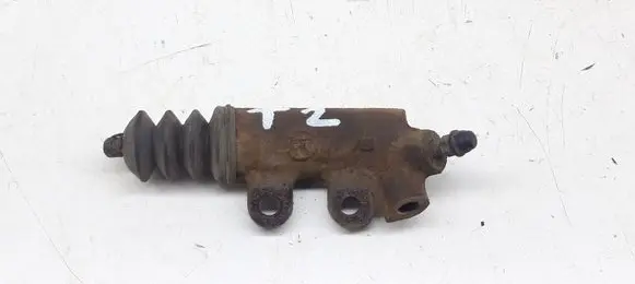 Toyota Avensis T270 Clutch slave cylinder 