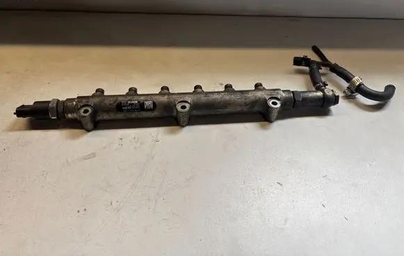 Volvo V70 Fuel main line pipe 8658252