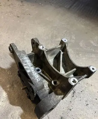 Land Rover Freelander A/C compressor mount bracket YLUI02490
