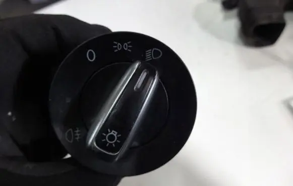Volkswagen PASSAT B7 Light switch 