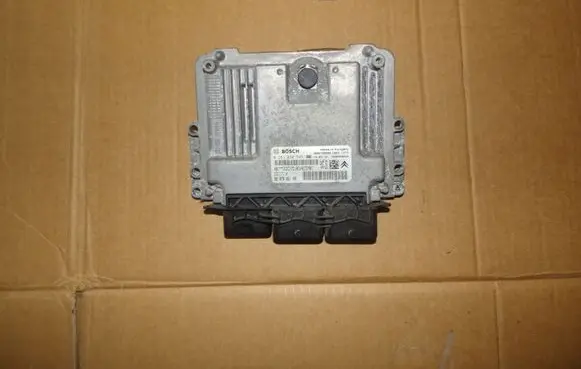 Peugeot 208 Engine control unit/module 0281030545