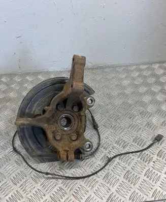 Nissan Juke I F15 Front wheel hub 40015