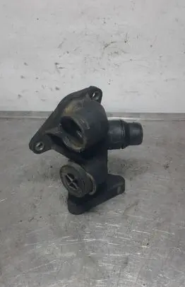 Volkswagen PASSAT B5.5 Engine coolant pipe/hose 058121133B