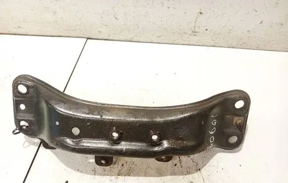Engine mounting bracket