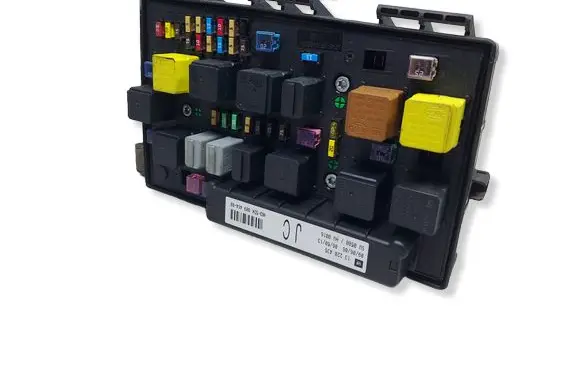 Opel Astra H Fuse module 13220435KASACJ 13220435