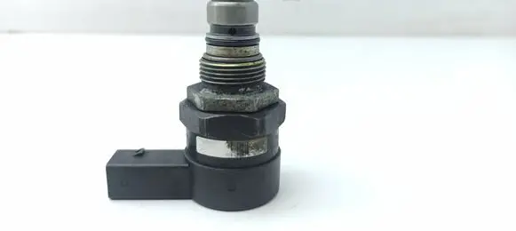 Mercedes-Benz E W211 Fuel pressure regulator A6110780449 0281002494