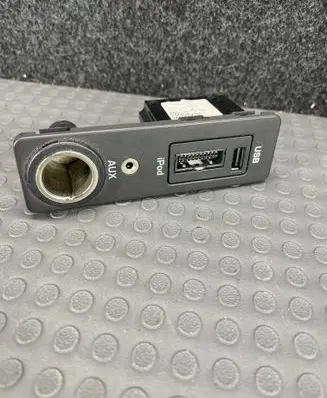 Jaguar XF X250 USB socket connector 8X2319C166AB A2C53278681