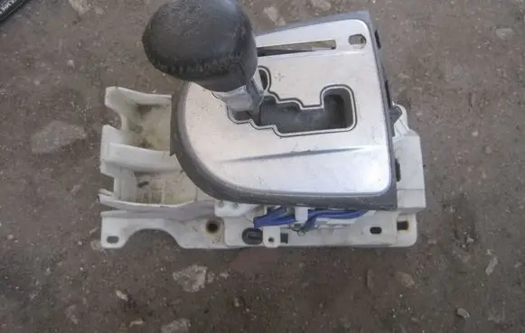 Mitsubishi Outlander Gear shifter/selector 2400A211