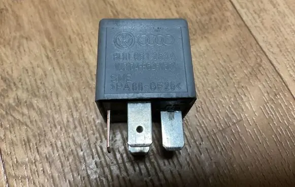 Volkswagen PASSAT B5 Other relay 8D0951253A V23134B52X301