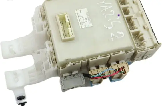 Toyota Yaris Fuse module 8273052700