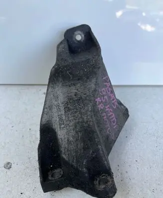 Volkswagen PASSAT B5 Engine mounting bracket 8D0199307L