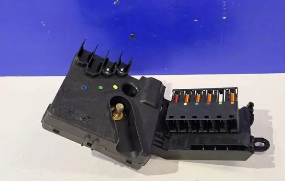 Mercedes-Benz CLS C219 Fuse module 2115461241