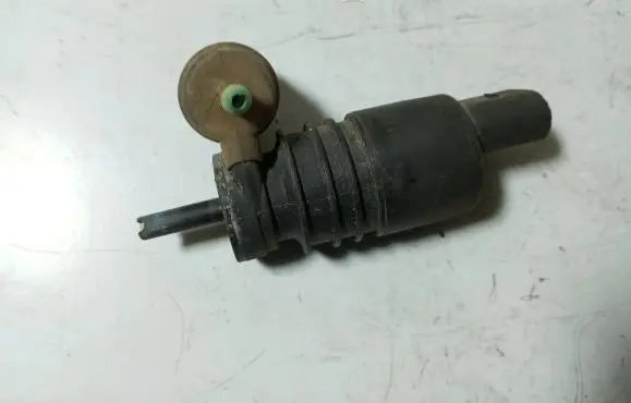 Volkswagen Golf IV Windscreen/windshield washer pump
