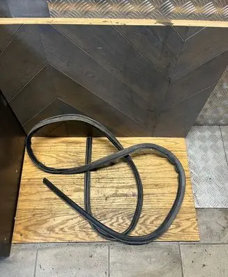 Trunk rubber seal (body)