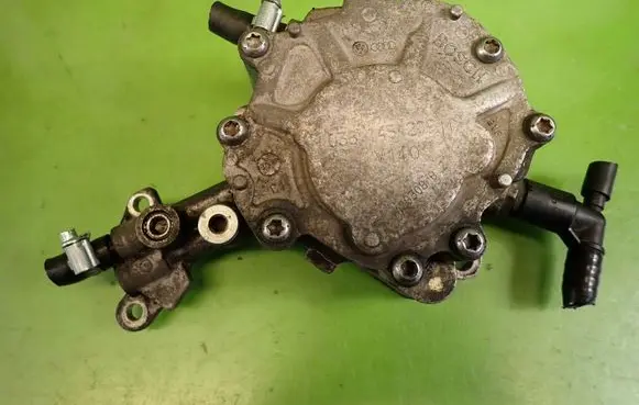 Volkswagen Golf V Vacuum pump 038145209M