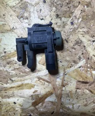 Volkswagen PASSAT B6 Turbo solenoid valve 1J0906283C