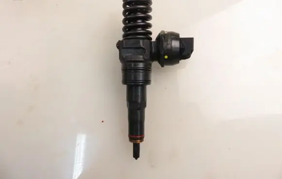 Skoda Octavia Mk1 (1U) Fuel injector 0414720037 038130073AJ
